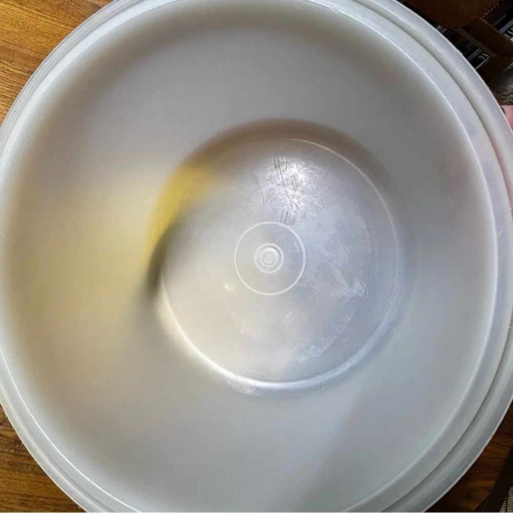 Tupperware vintage 3-piece cake carrier set: gold base, sheer lid & handle - Picture 6 of 7